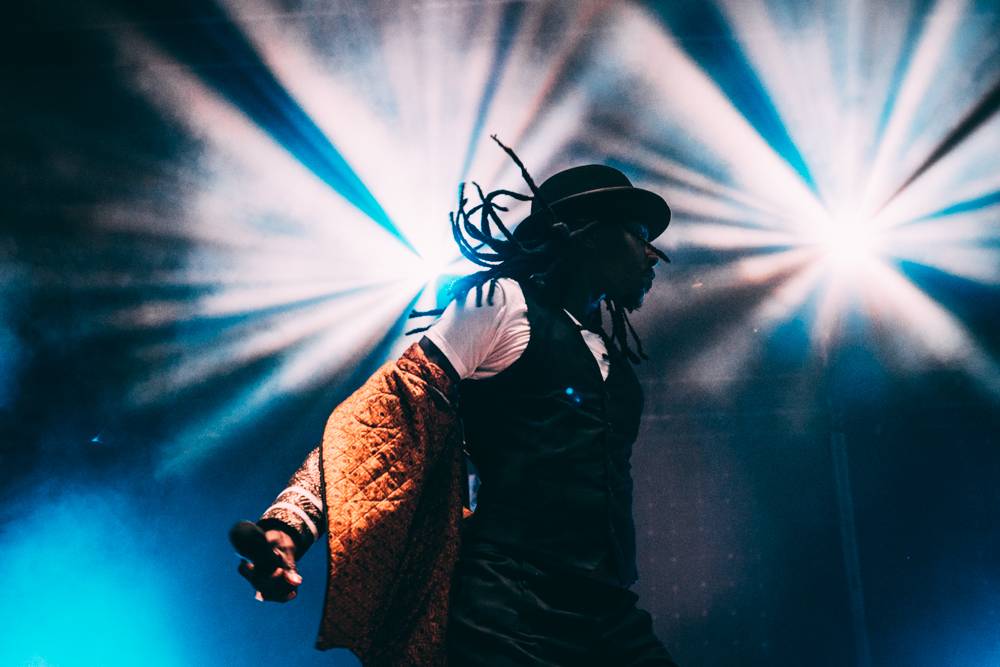 Druhý den Colours: Skvělá LP, legendární Norah Jones a impozantní Faada Freddy