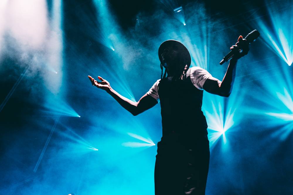 Druhý den Colours: Skvělá LP, legendární Norah Jones a impozantní Faada Freddy