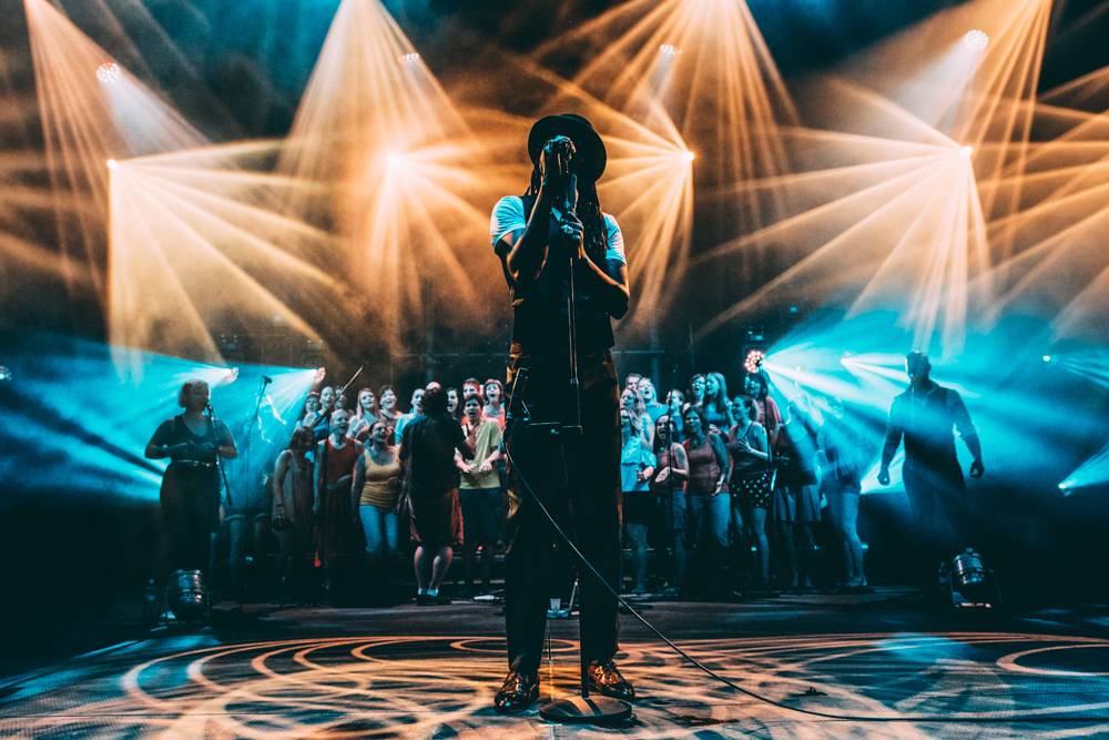 Druhý den Colours: Skvělá LP, legendární Norah Jones a impozantní Faada Freddy