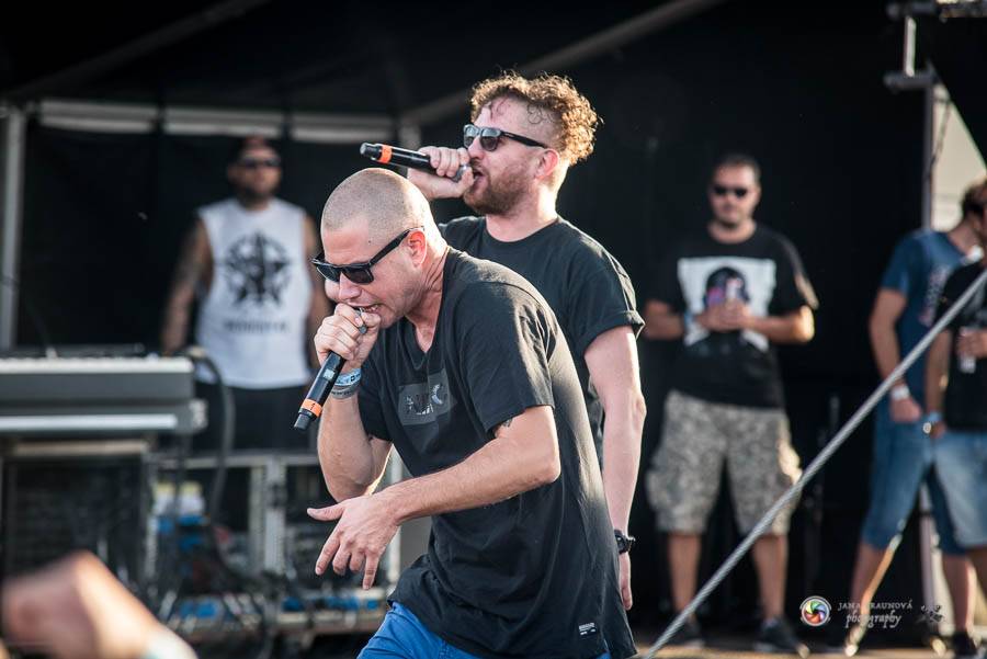 Hrady CZ na Švihově: V pátek fanoušky rozohnili Rybičky 48, Visací zámek nebo Smrtislav