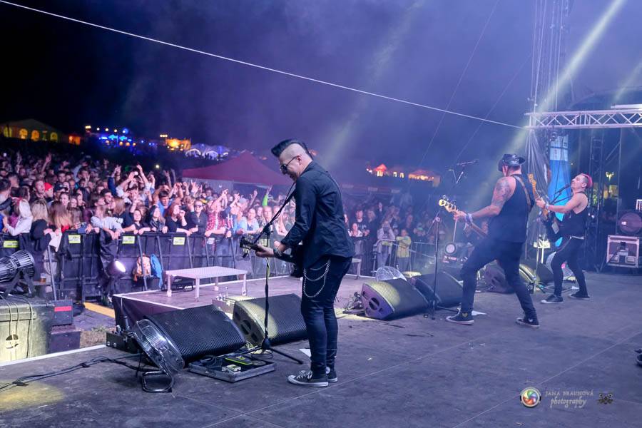 Hrady CZ na Švihově: V pátek fanoušky rozohnili Rybičky 48, Visací zámek nebo Smrtislav