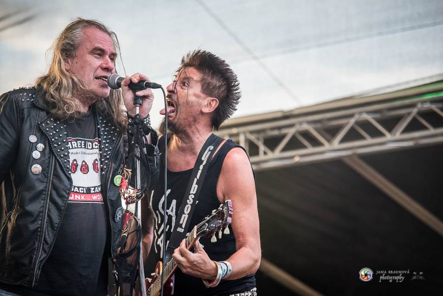 Hrady CZ na Švihově: V pátek fanoušky rozohnili Rybičky 48, Visací zámek nebo Smrtislav