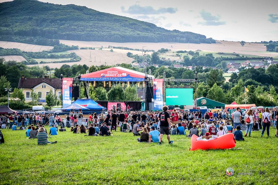 Hrady CZ na Švihově: V pátek fanoušky rozohnili Rybičky 48, Visací zámek nebo Smrtislav