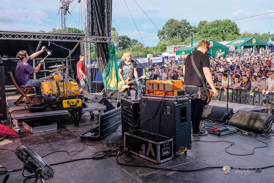 Hrady CZ na Švihově: V pátek fanoušky rozohnili Rybičky 48, Visací zámek nebo Smrtislav