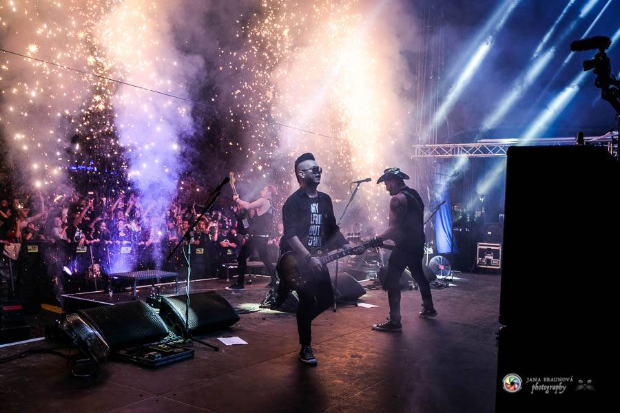 Hrady CZ na Švihově: V pátek fanoušky rozohnili Rybičky 48, Visací zámek nebo Smrtislav