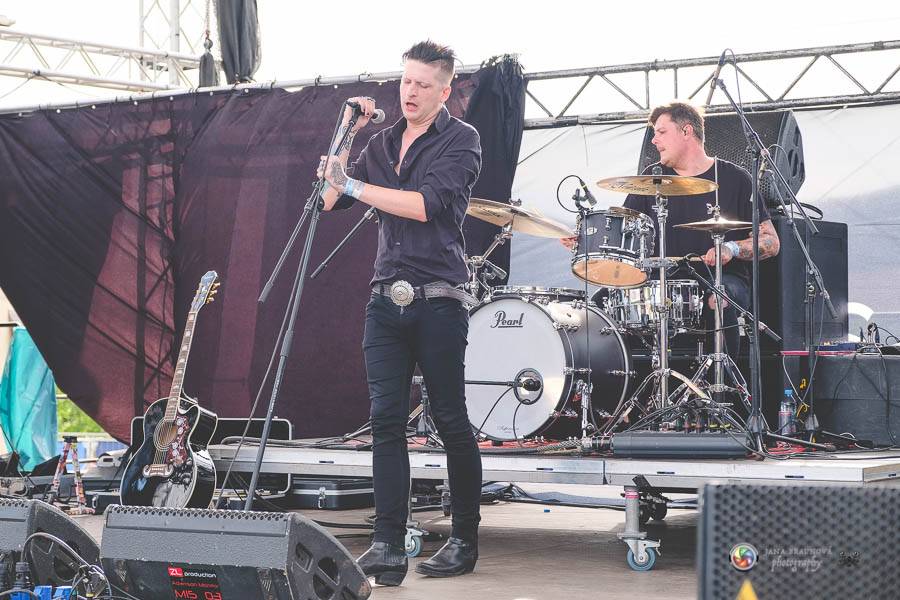 Hrady CZ na Švihově: V pátek fanoušky rozohnili Rybičky 48, Visací zámek nebo Smrtislav