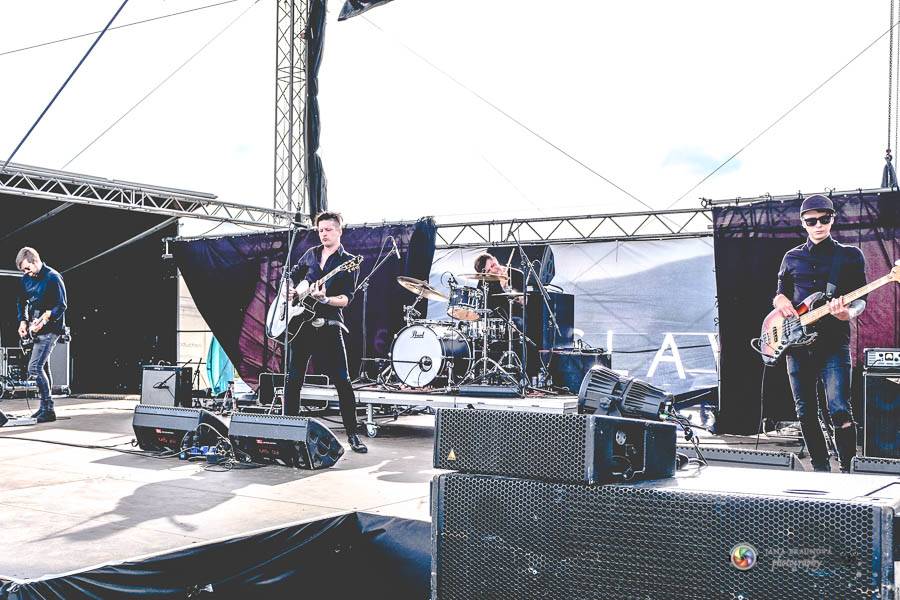 Hrady CZ na Švihově: V pátek fanoušky rozohnili Rybičky 48, Visací zámek nebo Smrtislav