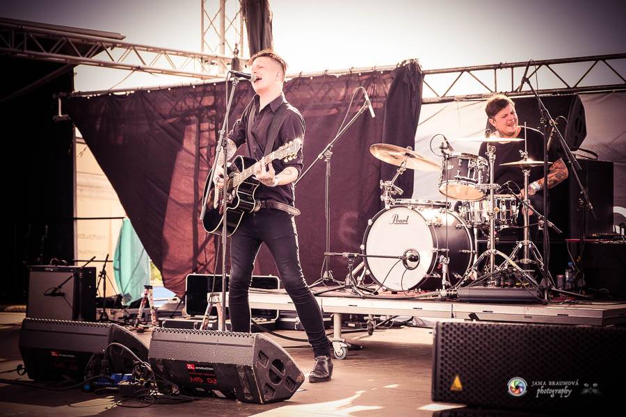 Hrady CZ na Švihově: V pátek fanoušky rozohnili Rybičky 48, Visací zámek nebo Smrtislav