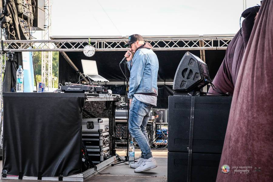 Hrady CZ na Švihově: V pátek fanoušky rozohnili Rybičky 48, Visací zámek nebo Smrtislav