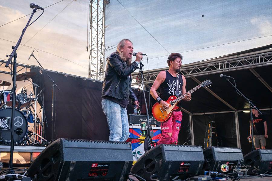 Hrady CZ na Švihově: V pátek fanoušky rozohnili Rybičky 48, Visací zámek nebo Smrtislav