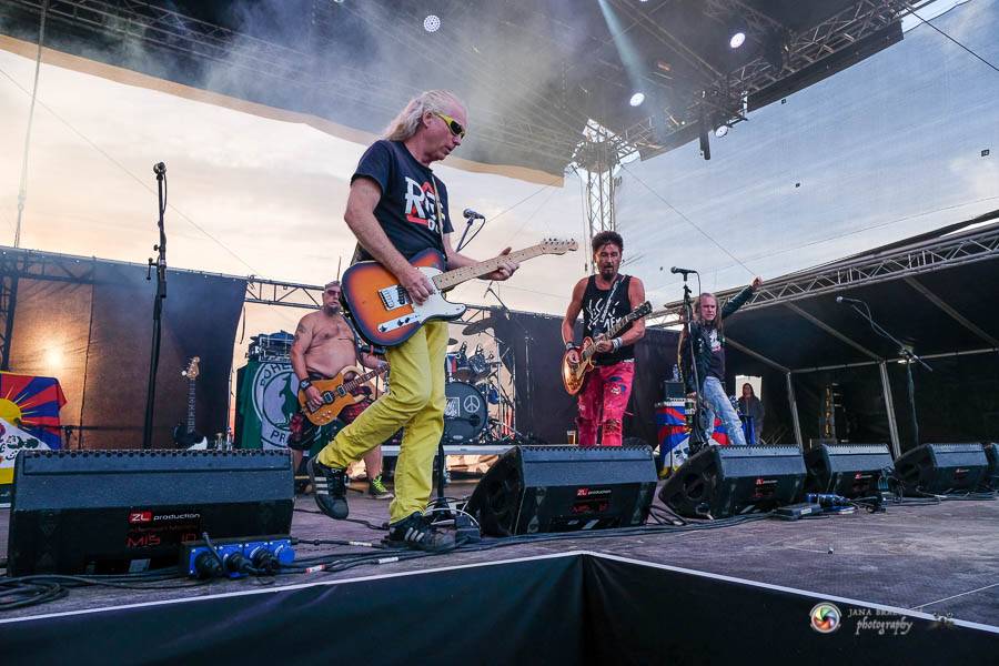 Hrady CZ na Švihově: V pátek fanoušky rozohnili Rybičky 48, Visací zámek nebo Smrtislav