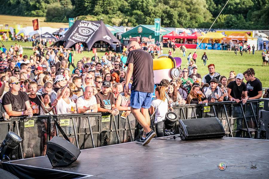 Hrady CZ na Švihově: V pátek fanoušky rozohnili Rybičky 48, Visací zámek nebo Smrtislav