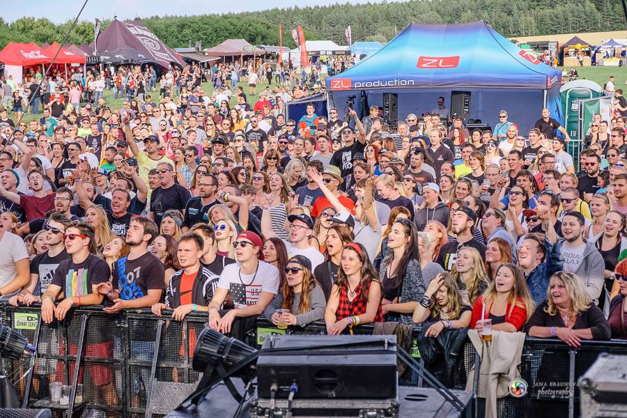 Hrady CZ na Švihově: V pátek fanoušky rozohnili Rybičky 48, Visací zámek nebo Smrtislav