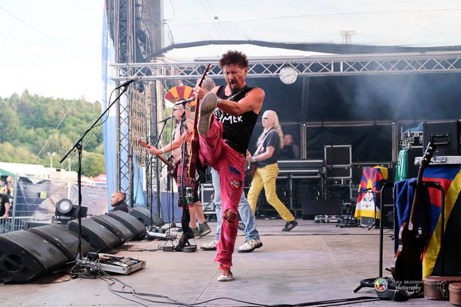 Hrady CZ na Švihově: V pátek fanoušky rozohnili Rybičky 48, Visací zámek nebo Smrtislav