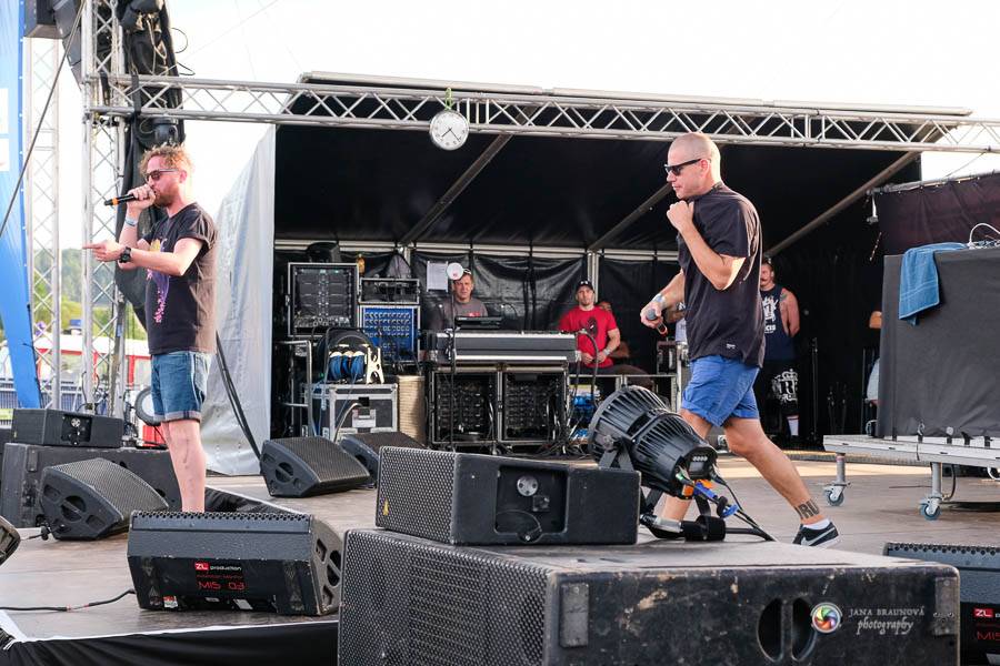 Hrady CZ na Švihově: V pátek fanoušky rozohnili Rybičky 48, Visací zámek nebo Smrtislav