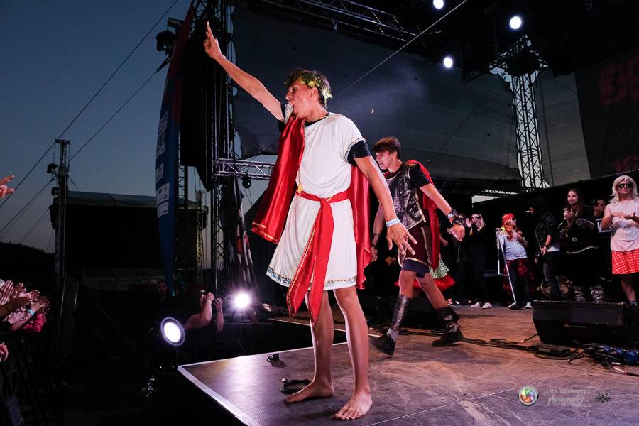 Hrady CZ na Švihově: V pátek fanoušky rozohnili Rybičky 48, Visací zámek nebo Smrtislav