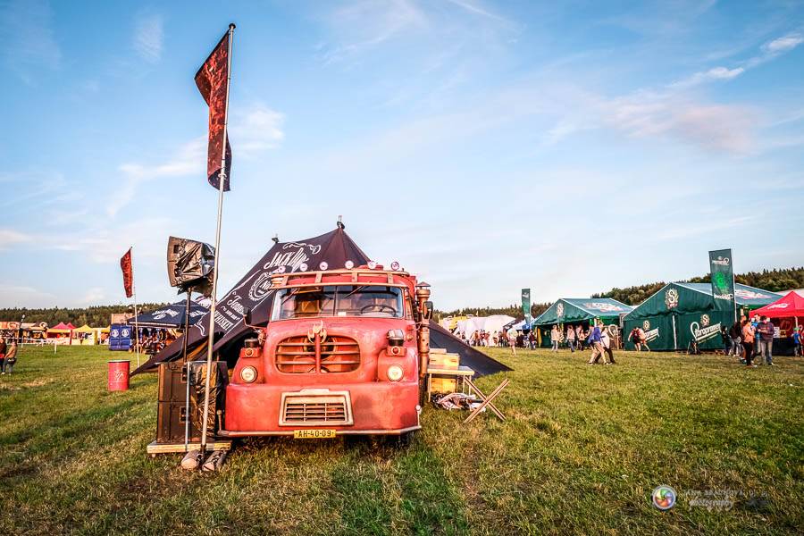 Hrady CZ na Švihově: V pátek fanoušky rozohnili Rybičky 48, Visací zámek nebo Smrtislav