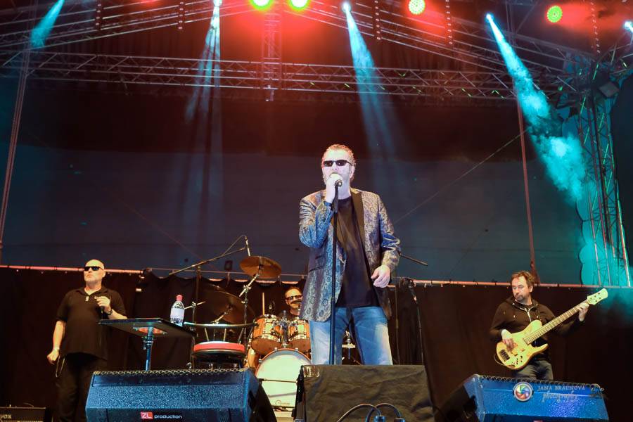 Hrady CZ na Švihově: V pátek fanoušky rozohnili Rybičky 48, Visací zámek nebo Smrtislav