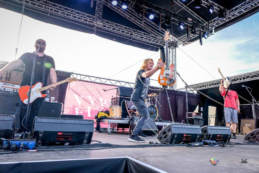 Hrady CZ na Švihově: V pátek fanoušky rozohnili Rybičky 48, Visací zámek nebo Smrtislav