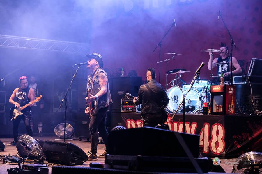 Hrady CZ na Švihově: V pátek fanoušky rozohnili Rybičky 48, Visací zámek nebo Smrtislav