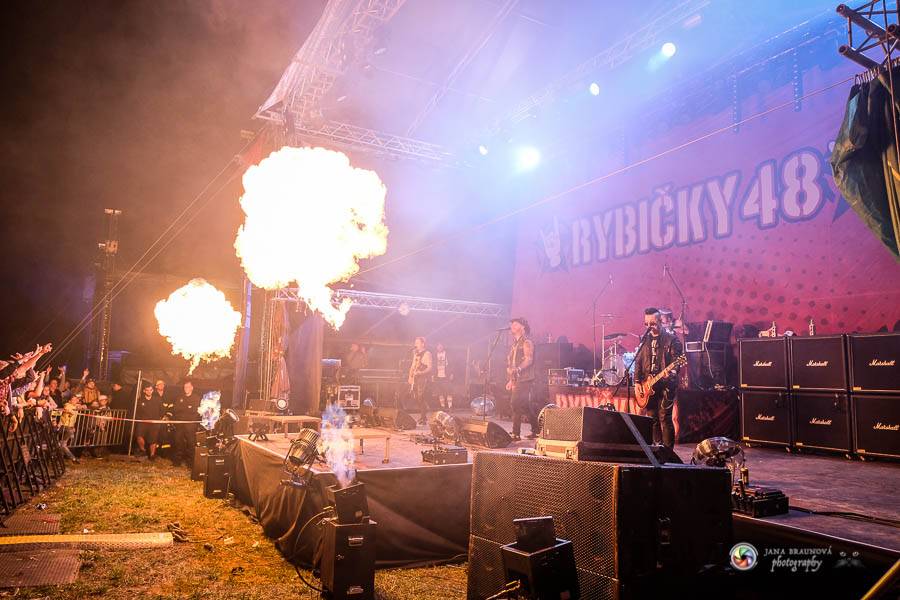 Hrady CZ na Švihově: V pátek fanoušky rozohnili Rybičky 48, Visací zámek nebo Smrtislav