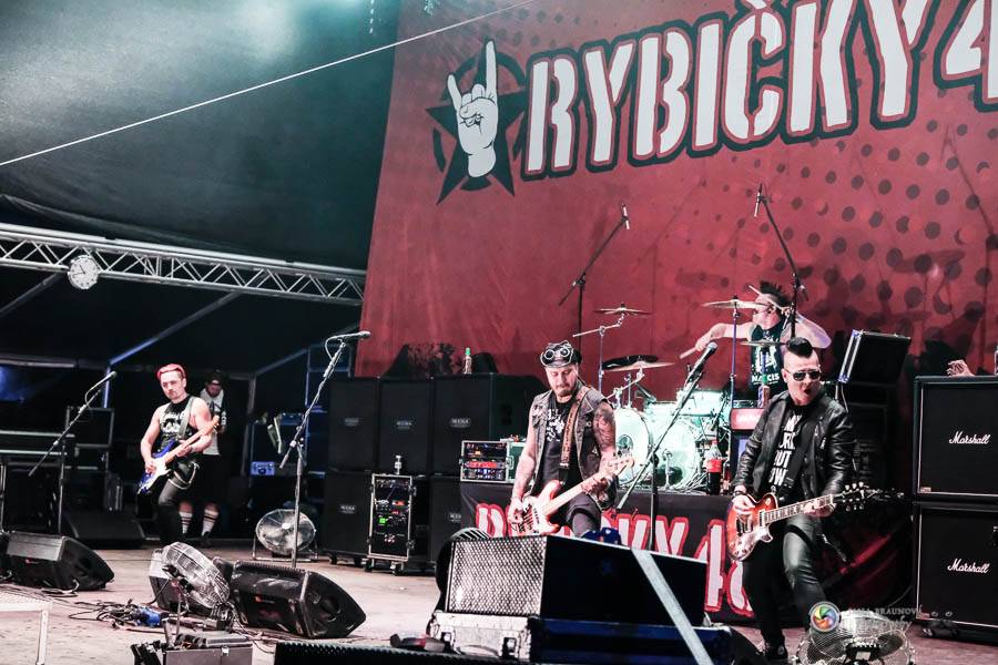 Hrady CZ na Švihově: V pátek fanoušky rozohnili Rybičky 48, Visací zámek nebo Smrtislav