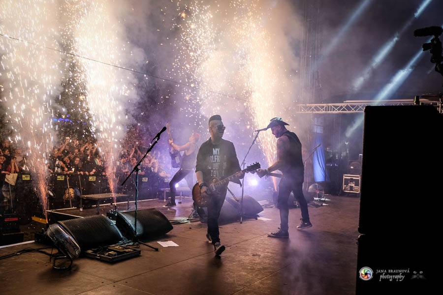 Hrady CZ na Švihově: V pátek fanoušky rozohnili Rybičky 48, Visací zámek nebo Smrtislav