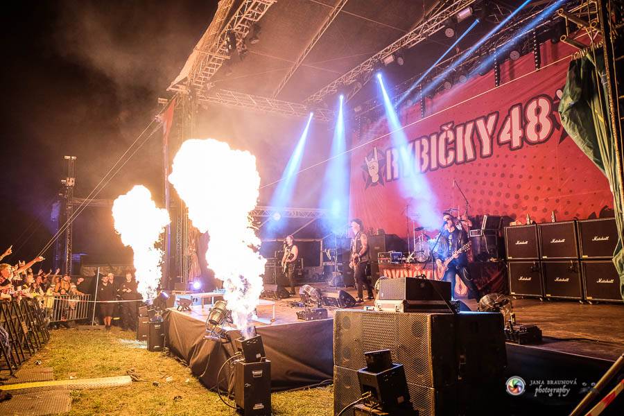 Hrady CZ na Švihově: V pátek fanoušky rozohnili Rybičky 48, Visací zámek nebo Smrtislav