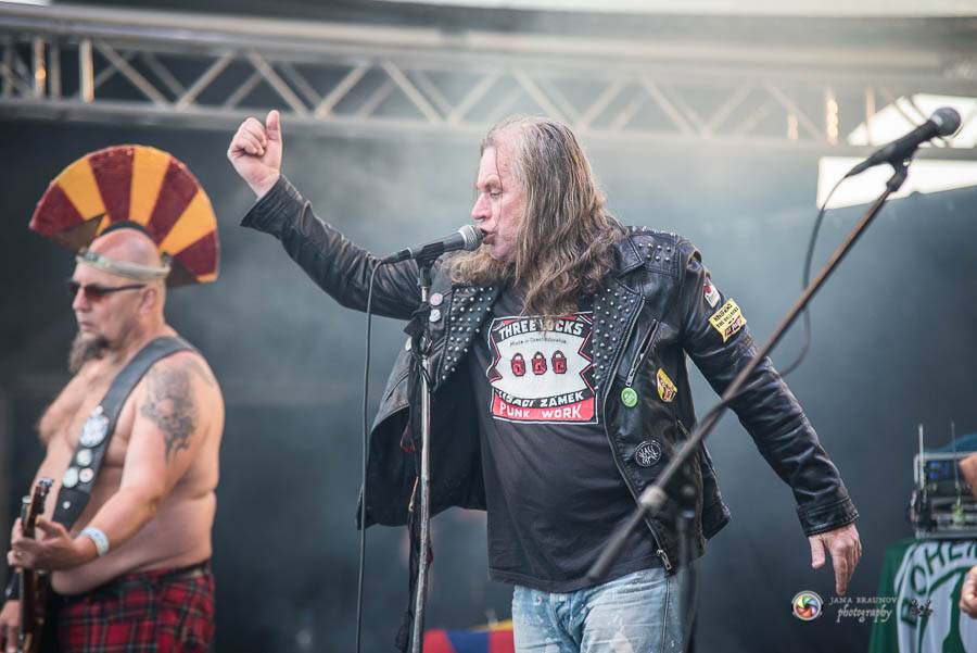 Hrady CZ na Švihově: V pátek fanoušky rozohnili Rybičky 48, Visací zámek nebo Smrtislav