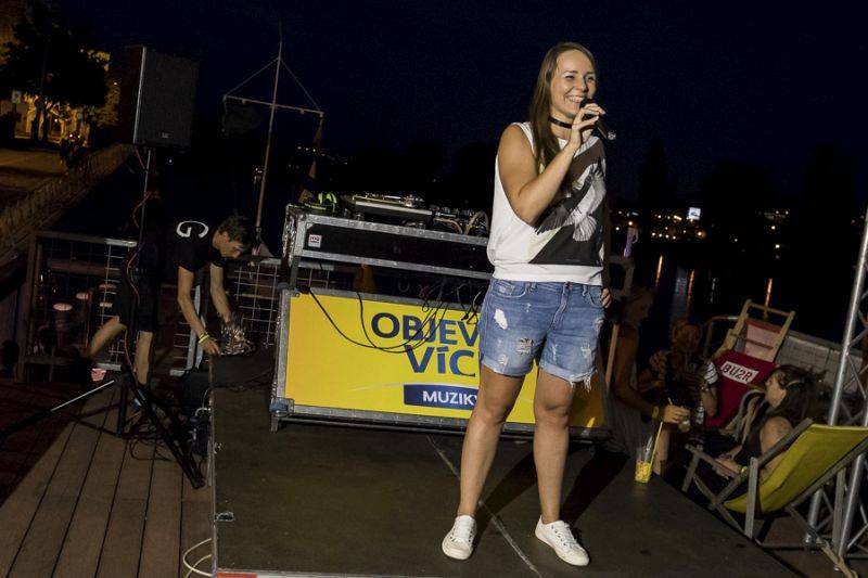 iREPORT oslavil na Cargo Gallery 26. narozeniny, přáli Tomáš Hanák i Iva Pazderková, hráli Mydy Rabycad