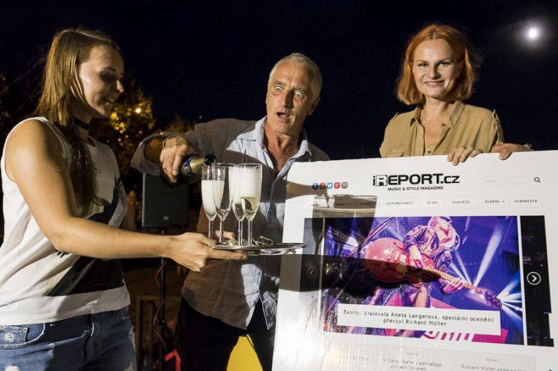 iREPORT oslavil na Cargo Gallery 26. narozeniny, přáli Tomáš Hanák i Iva Pazderková, hráli Mydy Rabycad