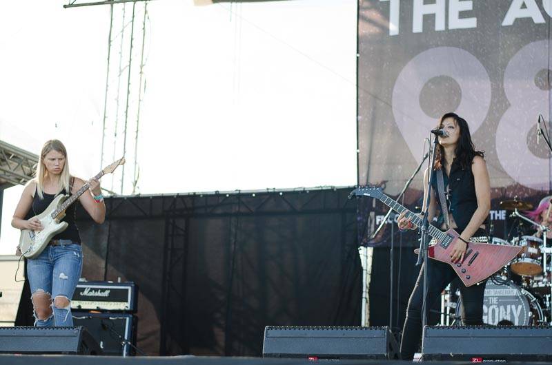 Hrady CZ: Zimní královna Lucie Bílá si s Arakainem podmanila Rožmberk, hráli i Visací zámek nebo Rybičky 48