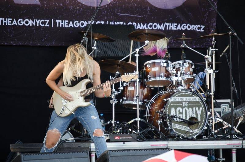 Hrady CZ: Zimní královna Lucie Bílá si s Arakainem podmanila Rožmberk, hráli i Visací zámek nebo Rybičky 48