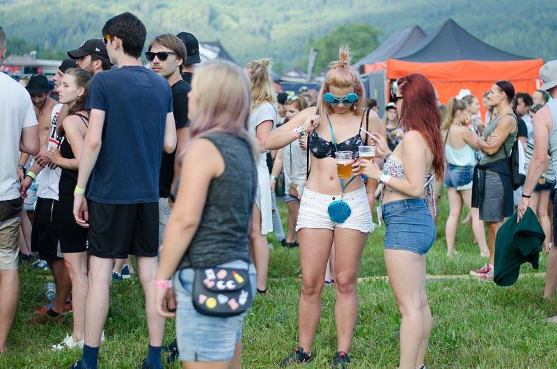 Hrady CZ: Zimní královna Lucie Bílá si s Arakainem podmanila Rožmberk, hráli i Visací zámek nebo Rybičky 48