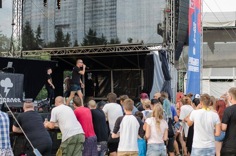 Hrady CZ: Zimní královna Lucie Bílá si s Arakainem podmanila Rožmberk, hráli i Visací zámek nebo Rybičky 48