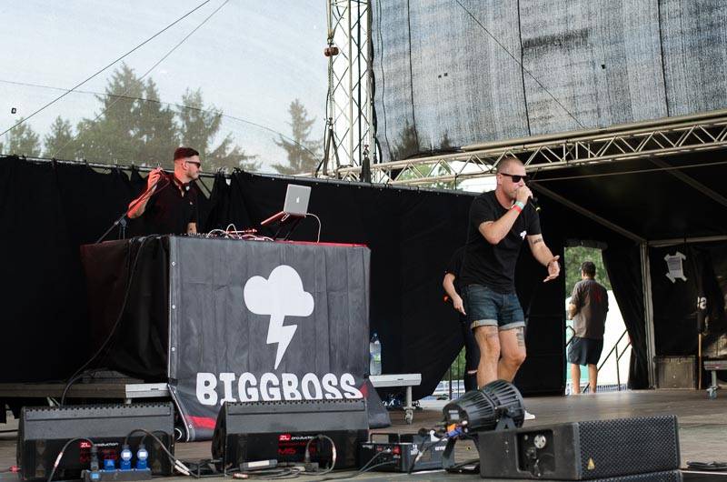 Hrady CZ: Zimní královna Lucie Bílá si s Arakainem podmanila Rožmberk, hráli i Visací zámek nebo Rybičky 48