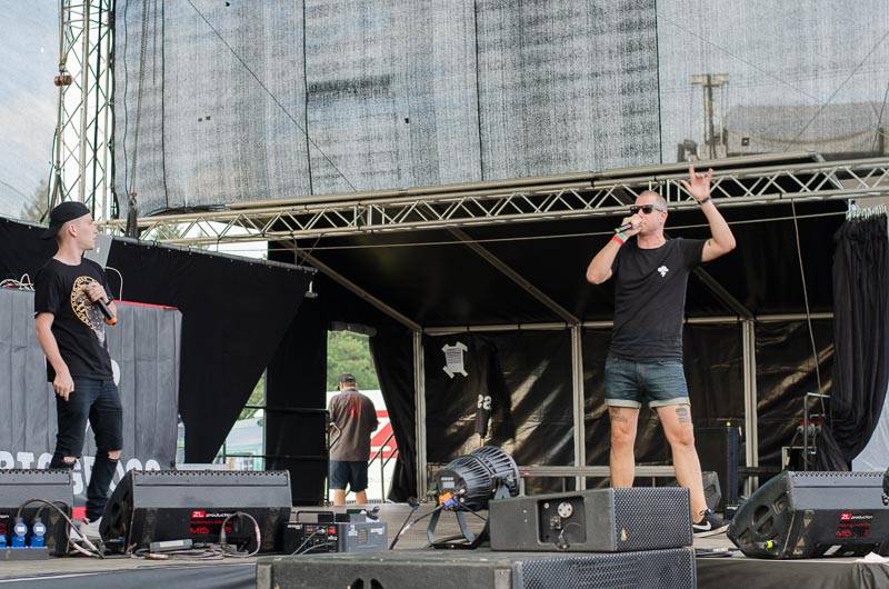 Hrady CZ: Zimní královna Lucie Bílá si s Arakainem podmanila Rožmberk, hráli i Visací zámek nebo Rybičky 48