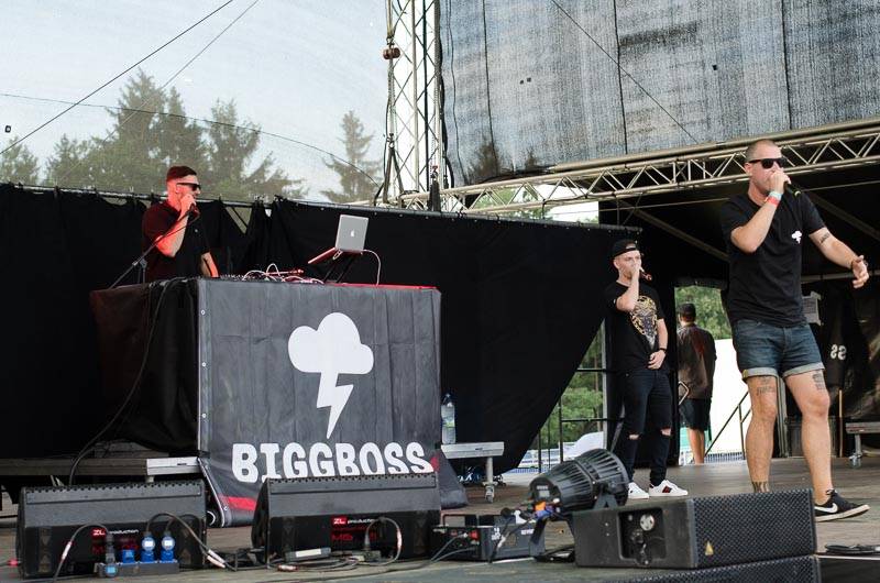 Hrady CZ: Zimní královna Lucie Bílá si s Arakainem podmanila Rožmberk, hráli i Visací zámek nebo Rybičky 48