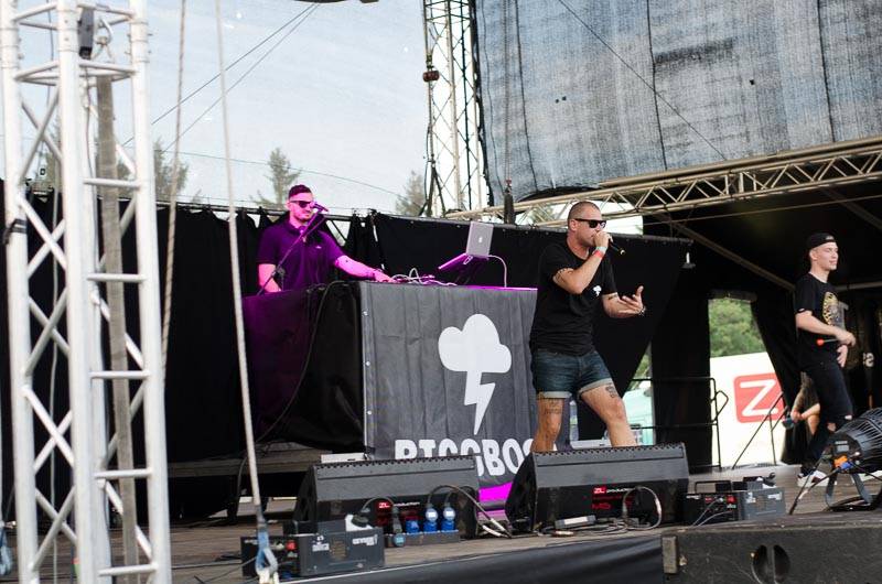 Hrady CZ: Zimní královna Lucie Bílá si s Arakainem podmanila Rožmberk, hráli i Visací zámek nebo Rybičky 48