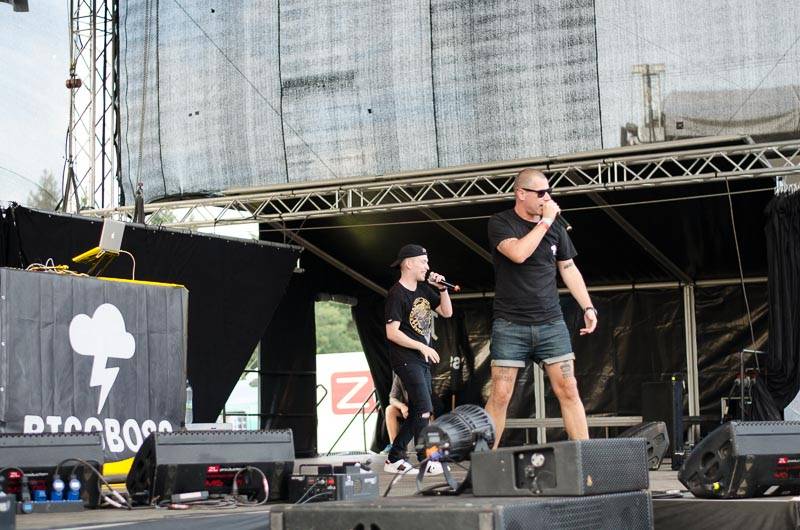 Hrady CZ: Zimní královna Lucie Bílá si s Arakainem podmanila Rožmberk, hráli i Visací zámek nebo Rybičky 48