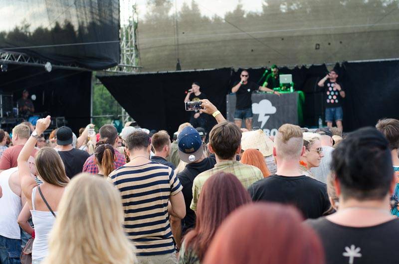 Hrady CZ: Zimní královna Lucie Bílá si s Arakainem podmanila Rožmberk, hráli i Visací zámek nebo Rybičky 48