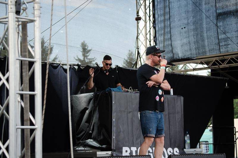 Hrady CZ: Zimní královna Lucie Bílá si s Arakainem podmanila Rožmberk, hráli i Visací zámek nebo Rybičky 48