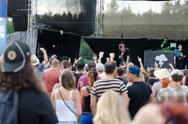 Hrady CZ: Zimní královna Lucie Bílá si s Arakainem podmanila Rožmberk, hráli i Visací zámek nebo Rybičky 48