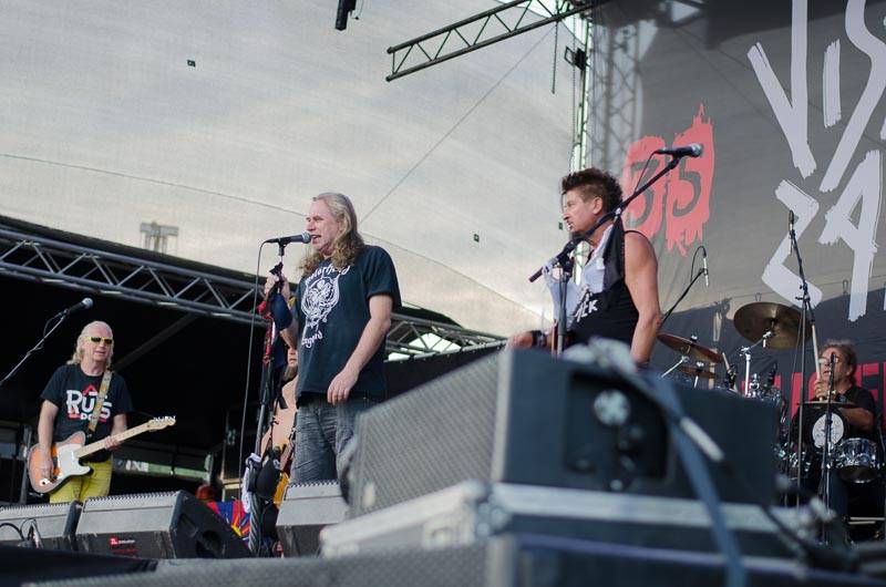 Hrady CZ: Zimní královna Lucie Bílá si s Arakainem podmanila Rožmberk, hráli i Visací zámek nebo Rybičky 48