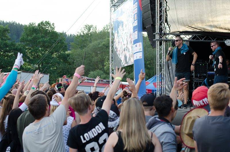 Hrady CZ: Zimní královna Lucie Bílá si s Arakainem podmanila Rožmberk, hráli i Visací zámek nebo Rybičky 48