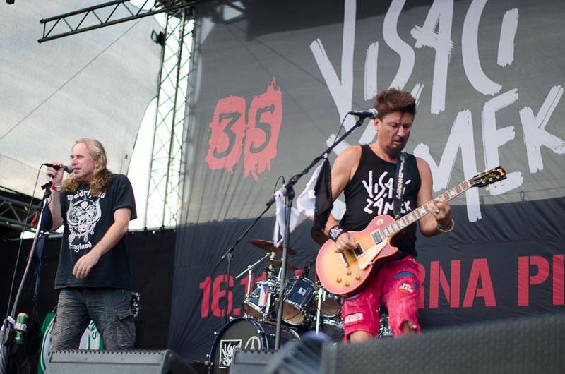 Hrady CZ: Zimní královna Lucie Bílá si s Arakainem podmanila Rožmberk, hráli i Visací zámek nebo Rybičky 48