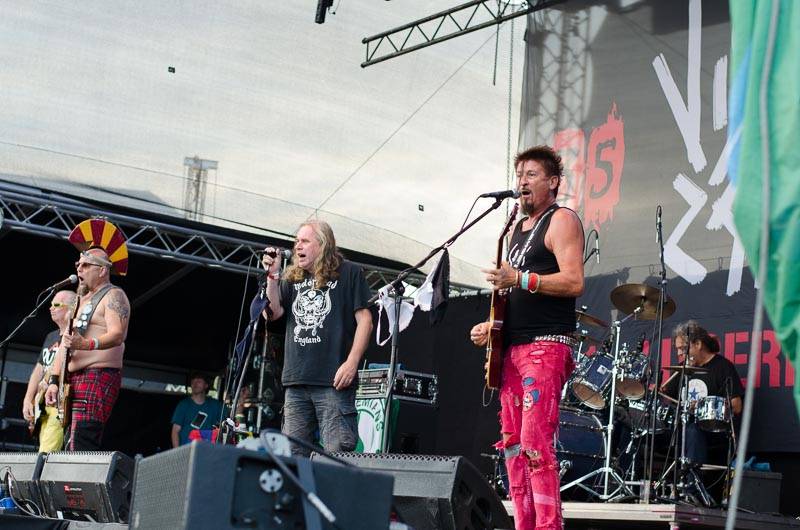 Hrady CZ: Zimní královna Lucie Bílá si s Arakainem podmanila Rožmberk, hráli i Visací zámek nebo Rybičky 48