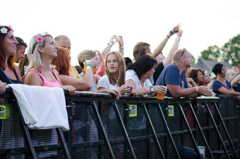 Hrady CZ: Zimní královna Lucie Bílá si s Arakainem podmanila Rožmberk, hráli i Visací zámek nebo Rybičky 48