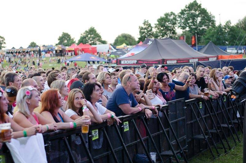 Hrady CZ: Zimní královna Lucie Bílá si s Arakainem podmanila Rožmberk, hráli i Visací zámek nebo Rybičky 48