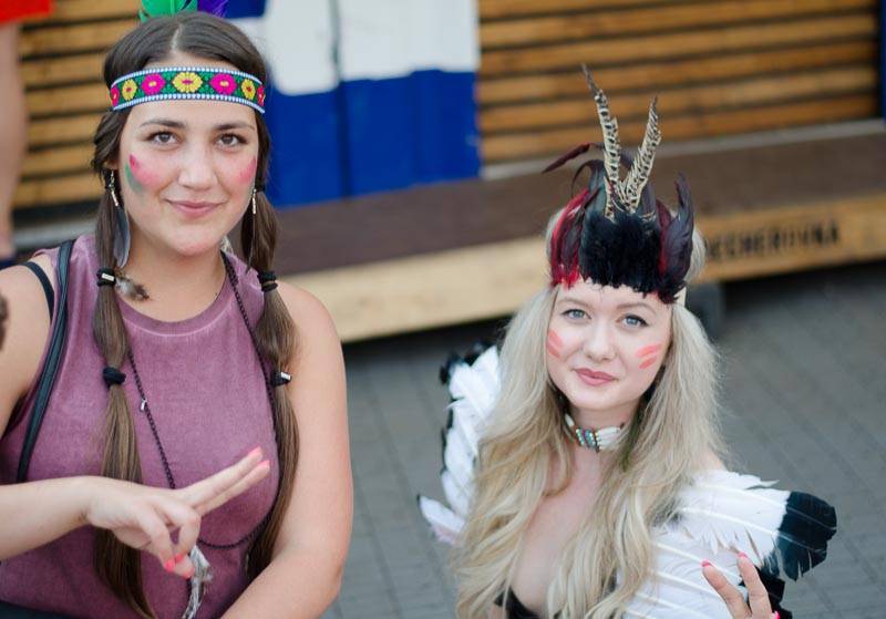 Hrady CZ: Zimní královna Lucie Bílá si s Arakainem podmanila Rožmberk, hráli i Visací zámek nebo Rybičky 48